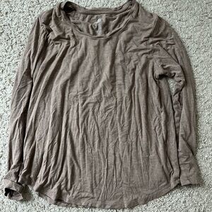 Kindred Bravely bamboo long sleeve nursing/breastfeeding top.